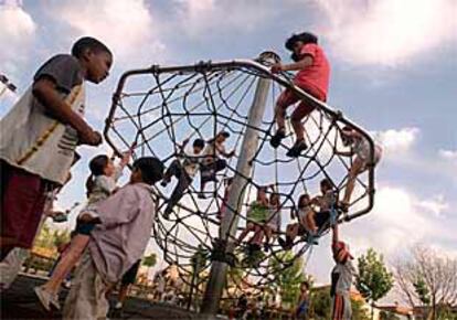 Niños ecuatorianos juegan en el parque de Ascao.