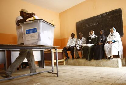 Un ciudadano vota en un colegio electoral de Jartum. Las elecciones en Sudán se han ampliado un día debido a la baja participación.