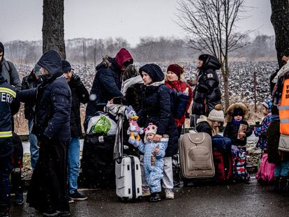 Refugiados ucranios, tras cruzar la frontera con Rumania por el paso de Siret, este miércoles.