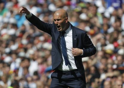 El técnico francés del Real Madrid, Zinedine Zidane, da indicaciones a sus jugadores.