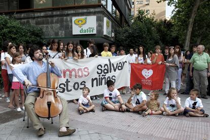 Concentración contra la nueva ley del aborto ante una clínica madrileña que practica interrupciones del embarazo.