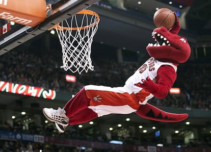 La mascota de los Raptors hace un mate durante un intermedio.