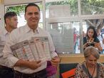 TEPIC, NAYARIT, 04JUNIO2017.- Roberto Sandoval, gobernador del estado de Nayarit, asistió esta mañana a efectuar su voto. FOTO: TERCERO DÍAZ /CUARTOSCURO.COM