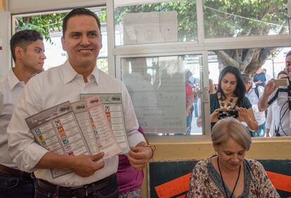 Roberto Sandoval muestra unas papeletas tras efectuar su voto en Tepic, Nayarit, en junio de 2017.