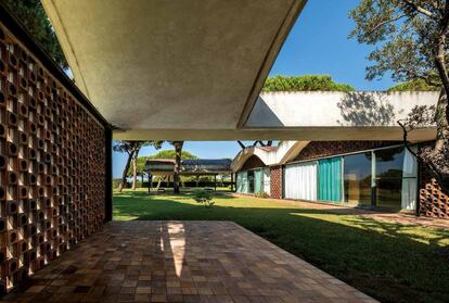 La Ricarda (Casa Gomis), obra de Antonio Bonet Castellana construida en El Prat de Llobregat, Barcelona en 1963, que se verá afectada también por la ampliación del aeropuerto de El Prat.