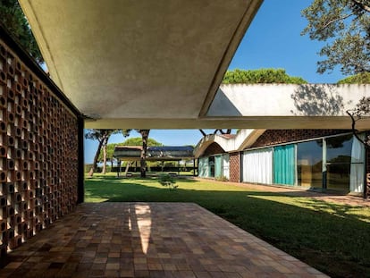 La Ricarda (Casa Gomis), obra de Antonio Bonet Castellana construida en El Prat de Llobregat, Barcelona en 1963, que se verá afectada también por la ampliación del aeropuerto de El Prat.