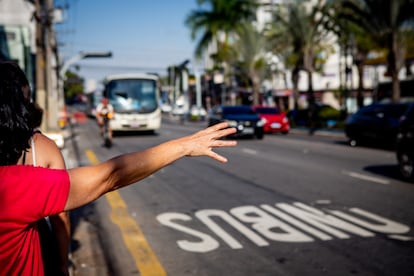 Pasajero esperando el autobús en Brasil