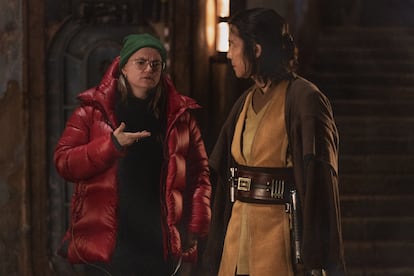 La directora Leslye Headland, con el actor Lee Jung-jae en el rodaje de 'The Acolyte'