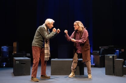 Ana Marzoa y José Sacristán en una escena de la obra 'La colección', de Juan Mayorga.