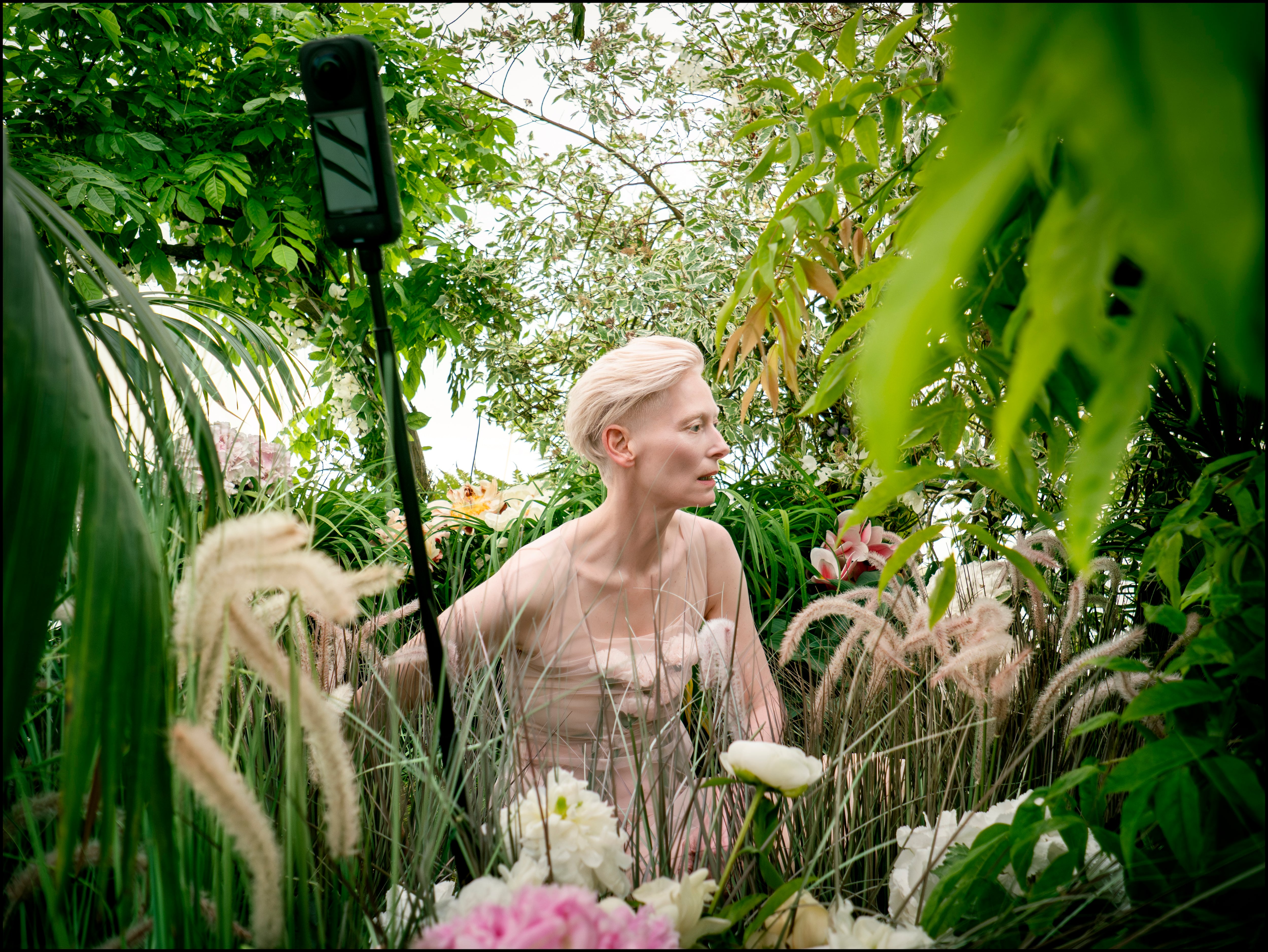 Entramos en el set del calendario Pirelli 2026: surrealismo digital con estética analógica (y una pecera) 2 La actriz Tilda Swinton durante su sesión de fotos para el famoso almanaque de la marca de neumáticos.