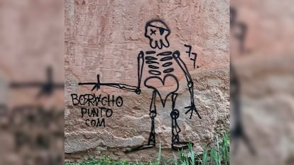 La pintada ubicada en la Alhambra de Granada, en una imagen distribuida en redes por la Policía Local de Granada.