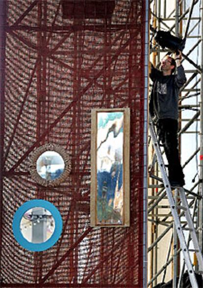 Un operario desmontando el escenario de la jaima en el recinto del Fórum.