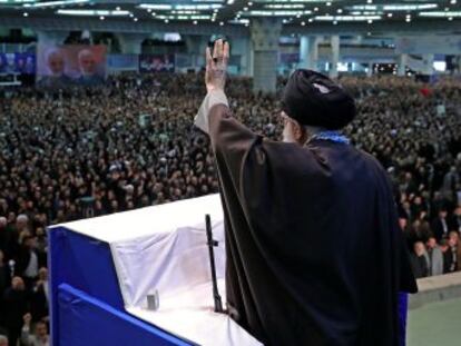 Jamenei, que ha dirigido por primera vez casi una década el rezo de los viernes, acusa a los manifestantes de “no tener en cuenta el interés nacional” y “hacer el juego al enemigo”