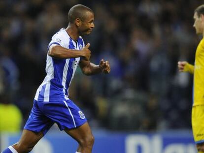 Brahimi celebra su segundo gol. 