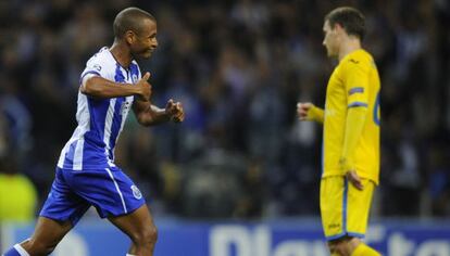 Brahimi celebra su segundo gol. 