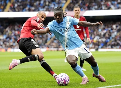 Mazraoui intenta frenar a Doku, durante el partido de ayer en el Etihad. 