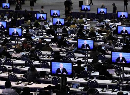 El interés que han suscitado todos los duelos entre Obama y McCain ha obligado a un gran despligue mediático. En la imagen, cientos de periodistas siguen en directo el debate desde el centro de prensa instalado en Hempstead