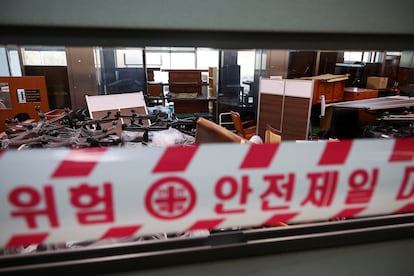 Muebles apilados en una de las dependencias de la Asamblea Nacional después de que las fuerzas militares irrumpieran en el edificio.