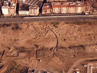Vista aérea de la zona palatina del yacimiento de la Cercadilla, el 22 de mayo de 1991, dos días antes de la entrada de las excavadoras.