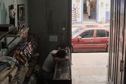 Camila, una migrante cubana, trabaja como recepcionista en un hotel en el centro de Tapachula. 