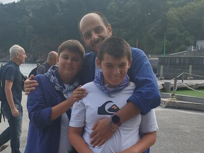 Joseba Antxustegi con sus dos hijos, Urko y Aitor, que padece síndrome de Angelman.