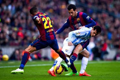 Juanmi protegeix la pilota davant de Piqué i d'Alves.