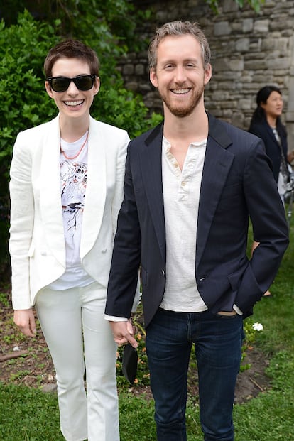 Anne Hathaway, que luce ese corte de pelo tan poco favorecedor por culpa de un papel, fue con su prometido, Adam Shulman.