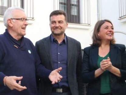 El coordinador general de IU, Cayo Lara, y el candidato de esta formaci&oacute;n a la presidencia de la Junta de Andaluc&iacute;a, Antonio Ma&iacute;llo, la candidata por C&oacute;rdoba Elena Cortes y Pedro Garc&iacute;a, la pasada semana en C&oacute;rdoba.