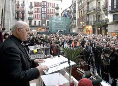 El presidente de la Conferencia Episcopal y obispo de Bilbao, Ricardo Blázquez, ante un gran número de personas, durante la lectura de un mensaje en el que ha animado a los vascos para trabajar por la paz.l