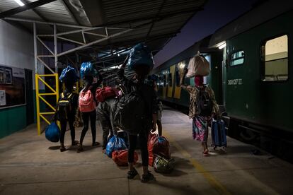 Los pasajeros echan unas cabezadas al caer la noche. Ganan fuerzas antes de abandonar el tren, cargar con el equipaje y las compras y se adentran en la ciudad de Nampula.  