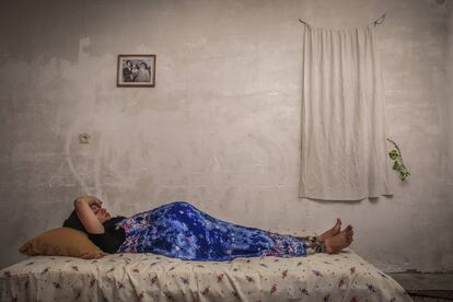 En Irán, una de cada cinco parejas tiene problemas de infertilidad. Desde el 2004 existe una ley sobre vientres de alquiler que soluciona dicho problema, con la gran desventaja de causar un serio trauma psicológico a las madres sustitutas.