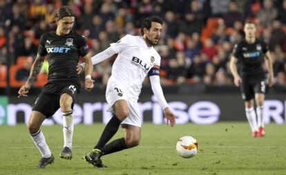 Daniel Parejo disputa un balón durante los octavos de final de la Europa League.