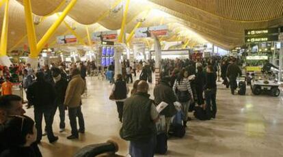 Aspecto de la zona de facturación de la T-4 de Barajas en la tarde de ayer, con largas colas ante la oficina de Iberia.