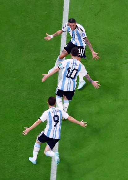 Messi, Di María y Julián Álvarez tras el gol del astro argentino.
