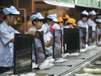 Varias operarias chinas trabajan en una línea de montaje de televisores en una fábrica de Shenyang, en la provincia de Liaoning (China). EFE/Archivo