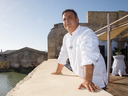 Ángel León en la terraza superior de Aponiente, su restaurante en el Molino de mareas del Puerto de Santa María, Cádiz.