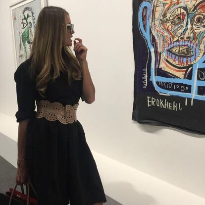 Elle Macpherson ante una obra de Jean-Michel Basquiat, de venta en una de las galerías que exponen en la Art Basel. La exmodelo también acudió a la cena anual que organiza el coleccionista Aby Rosen, donde había otros invitados del mundo de la moda como Calvin Klein y la modelo Karolina Kurkova.