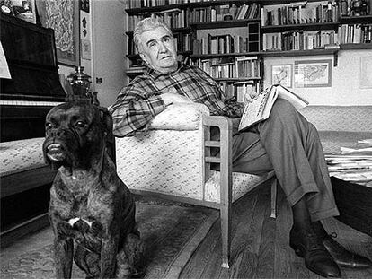 Eduardo Haro Tecglen, en su casa en abril de 1996.