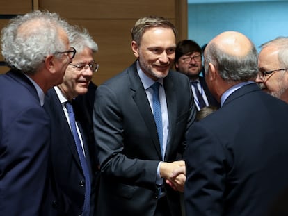 El ministro alemán de Finanzas, Christian Lindner (al centro), saludaba este viernes a los demás asistentes a la reunión del Ecofin, en Luxemburgo.