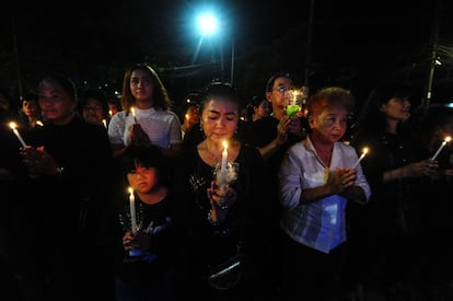 Tailandesas sostienen velas para presentar sus respetos al difunto rey Bhumibol Adulyadej, en la provincia de Narathiwat.