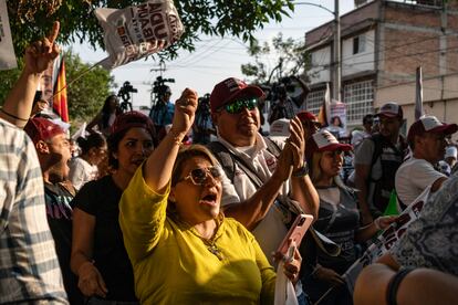 Simpatizantes de Clara Brugada saludan a la candidata.