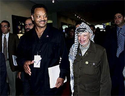 El reverendo estadounidense Jesse Jackson, junto al presidente de la Autoridad Palestina, Yasir Arafat, en Durban.