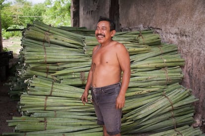Gilberto es del estado vecino de Campeche, pero trabaja en Aké arreglando montacargas y vagonetas que, a tenor de las fechas de otras máquinas, pueden ser del siglo XIX.