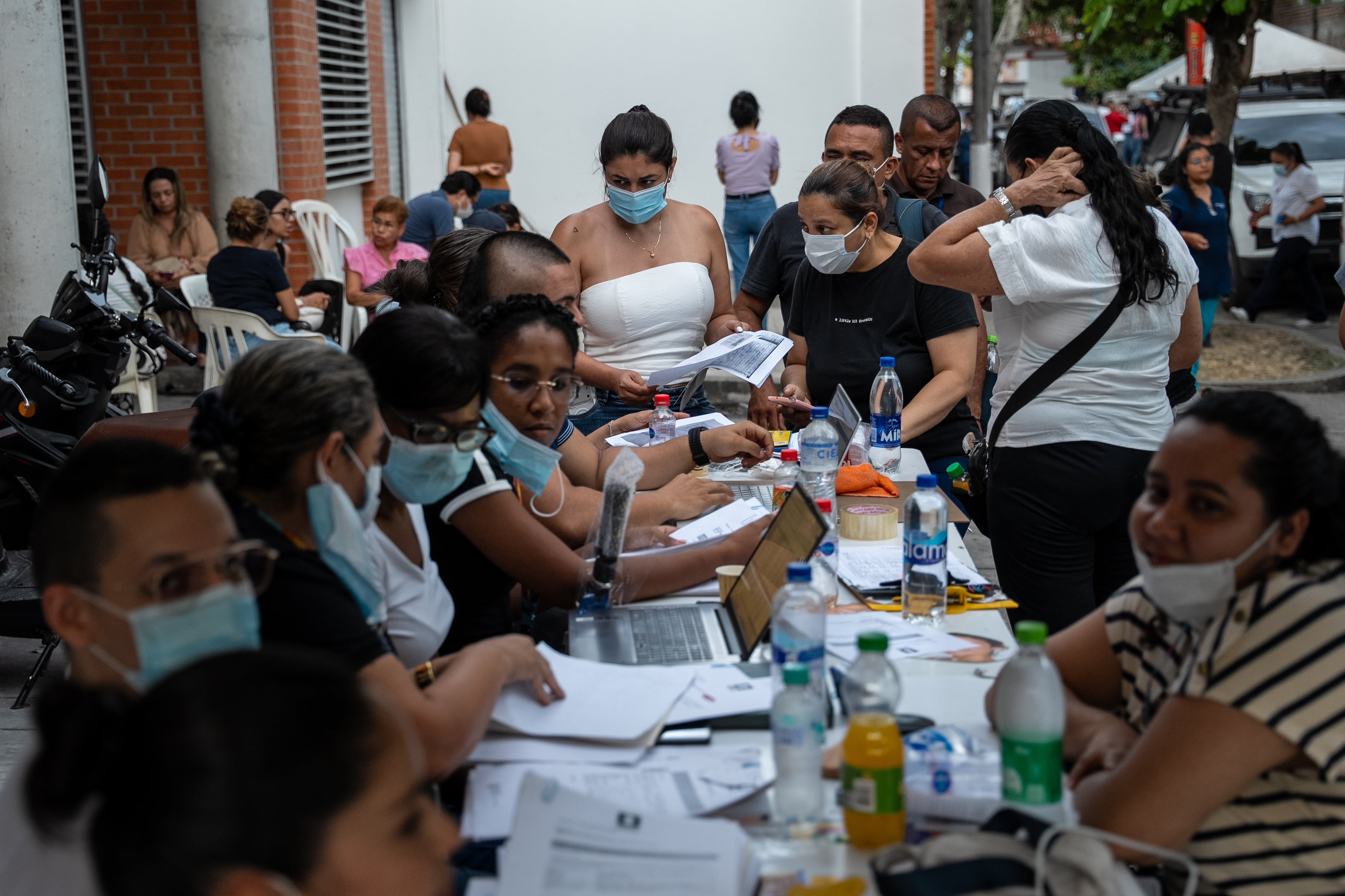 Funcionarios atienden familiares de víctimas del terremoto afuera de la sede de Medicina Legal de Palmira.