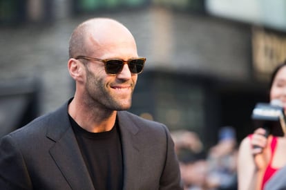 El actor Jason Statham demuestra que la calvicie no está reñida con el estilo durante el estreno de 'Fast & Furious 7' en China (2015).