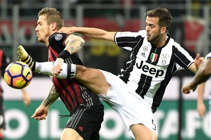 Kucka y Pjanic disputan un balón.