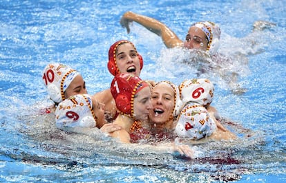 Las jugadoras españolas celebran el oro en el Europeo.