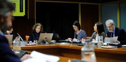 Cristina Uriarte, en el centro, durante su comparecencia este miércoles ante la Comisión de Educación del Parlamento vasco. 