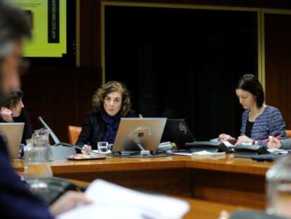 Cristina Uriarte, en el centro, durante su comparecencia este miércoles ante la Comisión de Educación del Parlamento vasco. 