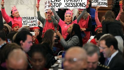 Manifestantes protestam contra a indica&ccedil;&atilde;o de Jeff Sessions durante a sess&atilde;o no Congresso que ir&aacute; confirmar seu nome para a Justi&ccedil;a. 